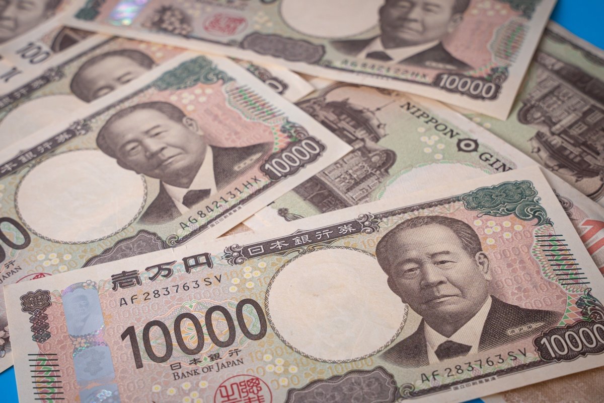 【最新データ】老後の「ふつう」が分かる！65歳以上の平均貯蓄額と年金月額は？老後夫婦のリアルな生活費と家計収支を解説