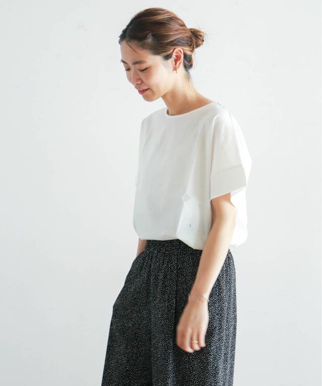 ブラウスみたいな質感 オフィスにも馴染むキレイ見えtシャツ Limo くらしとお金の経済メディア