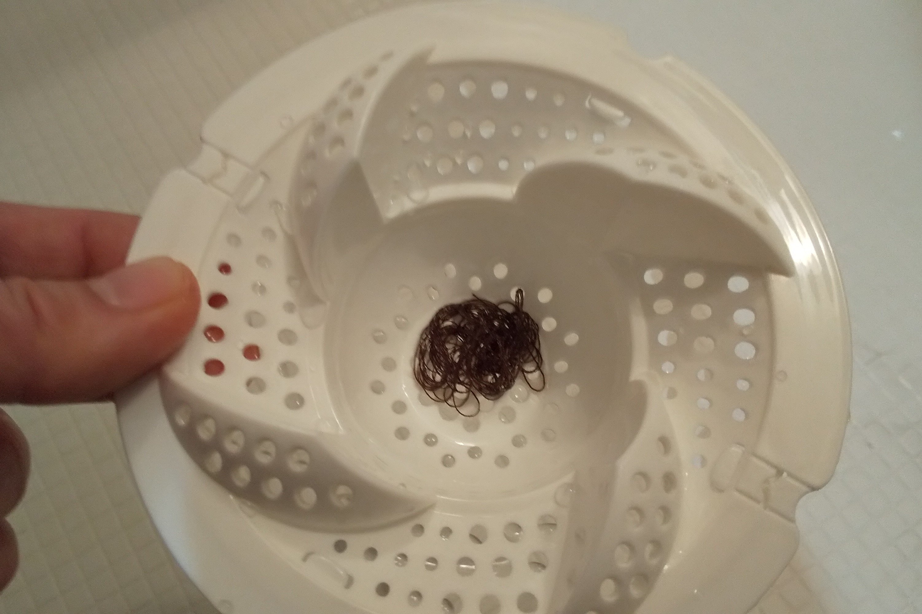 髪の毛やゴミが全集中 ダイソー 100円くるっとキャッチ で排水口のお掃除がラクラク 2ページ目 Limo くらしとお金の経済メディア