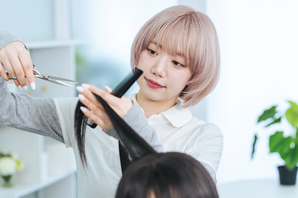美容師の平均年収はいくら？30歳で「388万円」のリアル。歩合制とSNS集客で差がつくお金事情