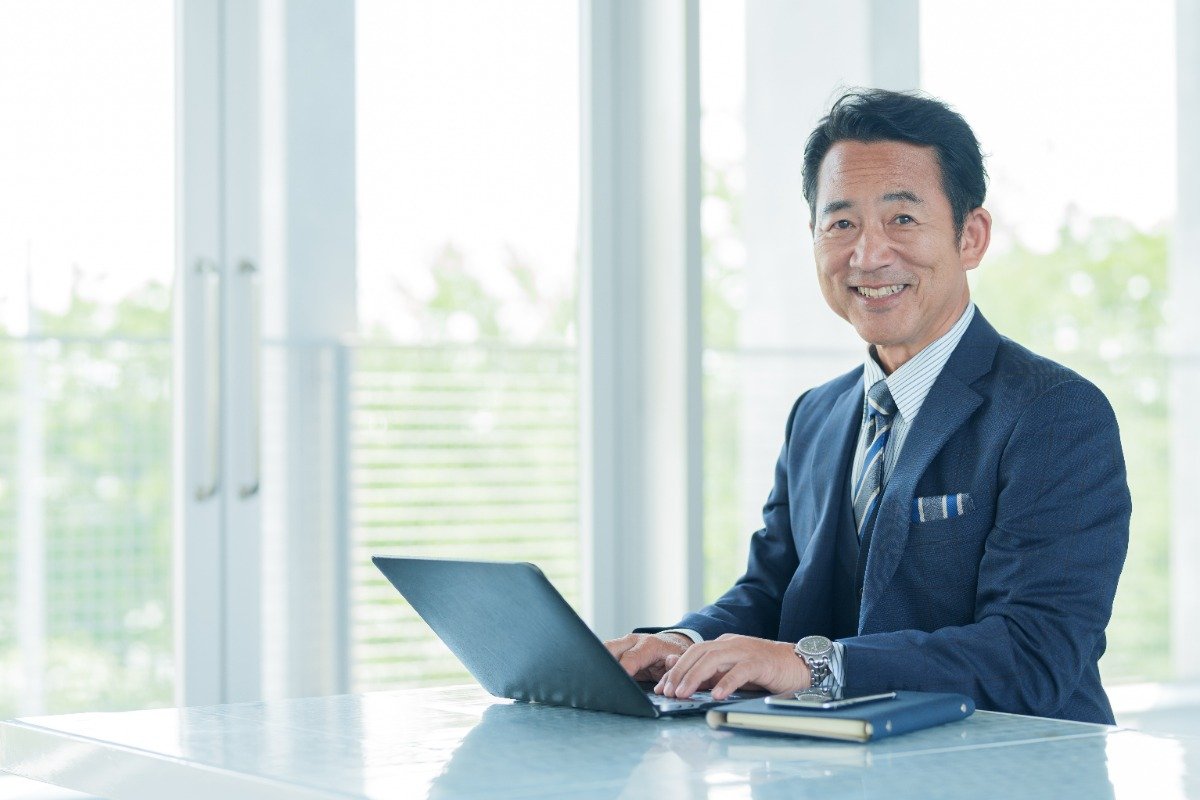 中間管理職はいくらもらっている?【年収一覧表】部長と課長、係長の年収はいくらか。プレイングマネージャーは9割「マネジメントにさける時間」を民間企業等と行政・自治体別にみる