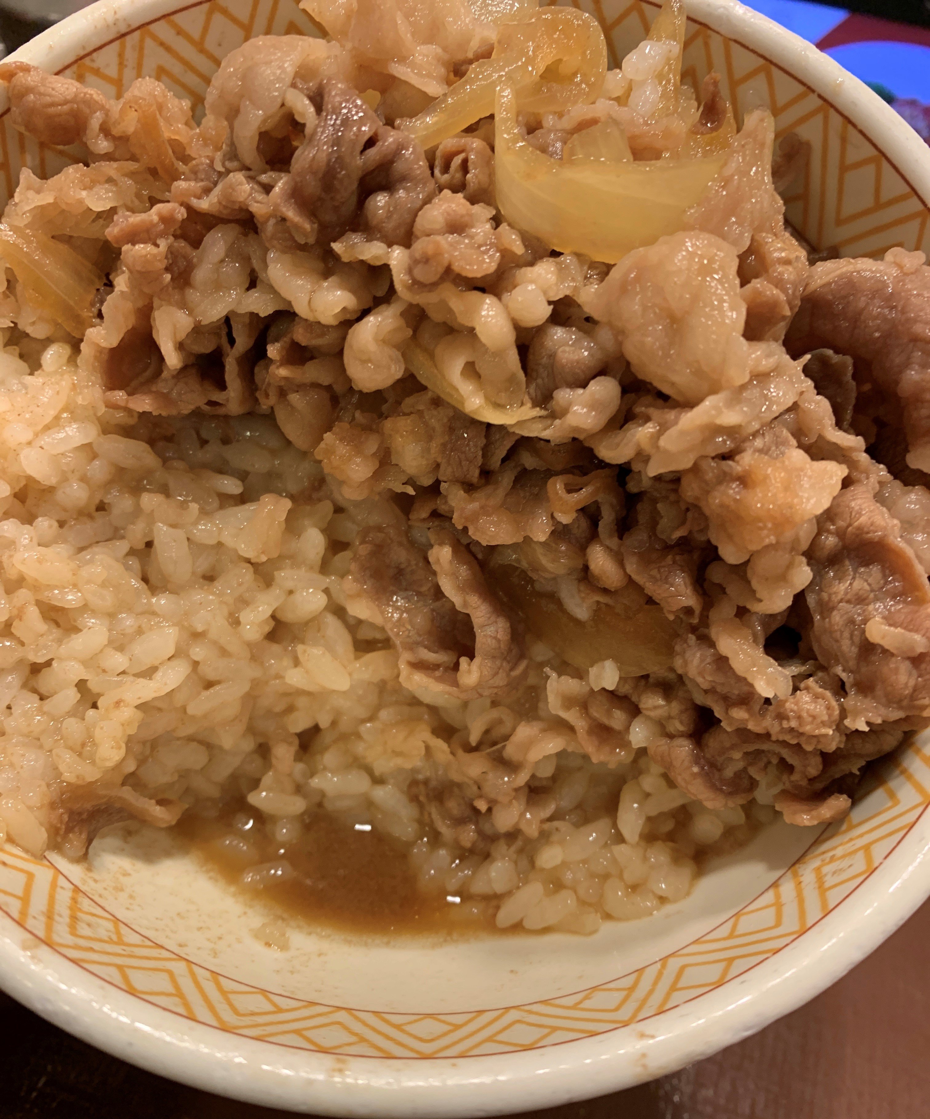 すき家の牛丼【つゆ限界】どこまでイケるか試してみた！「だくだく感300％」の裏オーダーを食レポ｜ニフティニュース