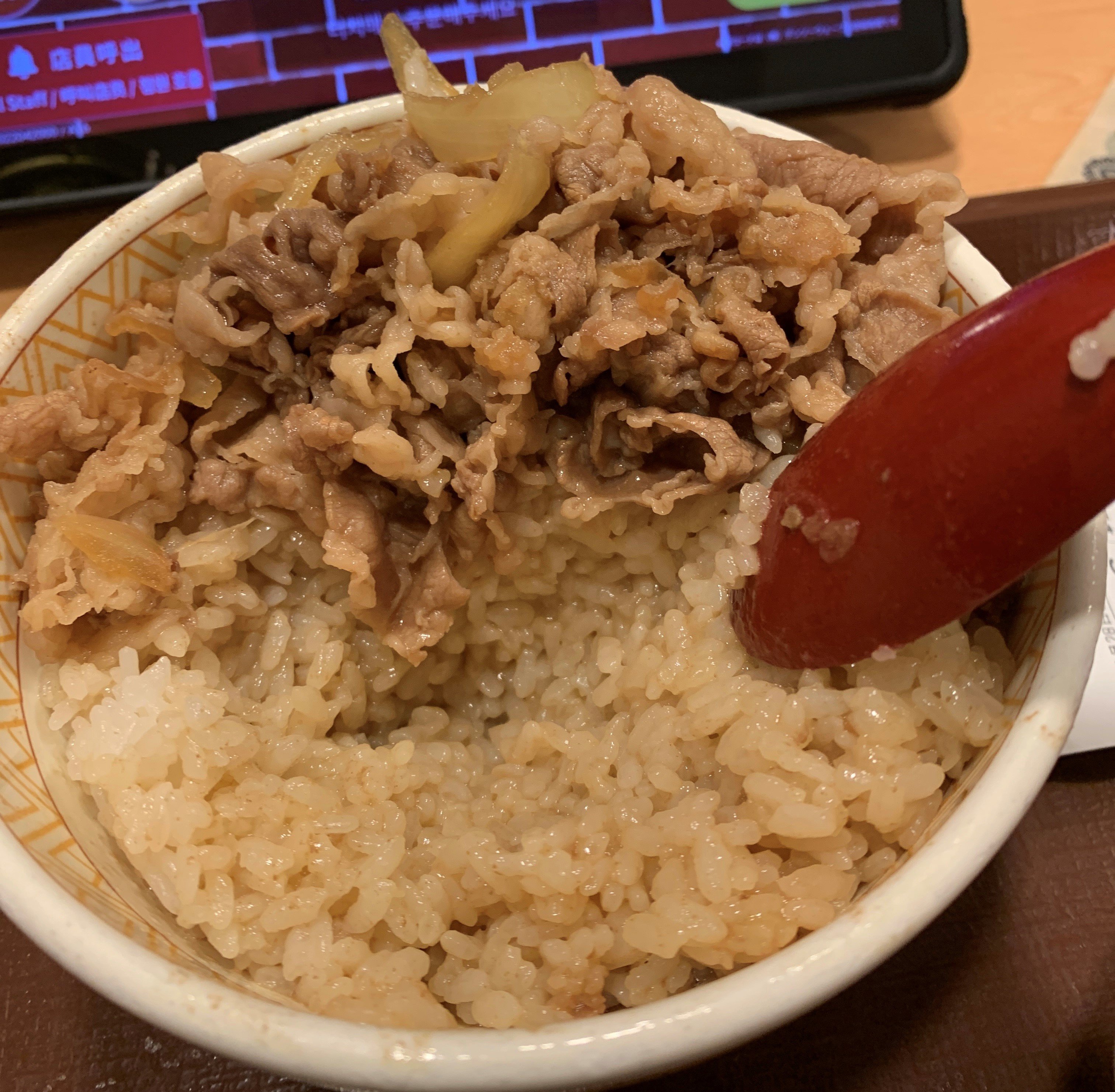 すき家の牛丼【つゆ限界】どこまでイケるか試してみた！「だくだく感300％」の裏オーダーを食レポ｜ニフティニュース