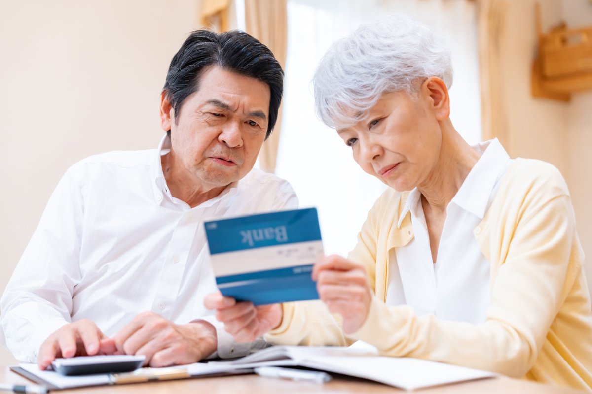 【70歳代の貯蓄】平均2416万円・中央値1178万円…毎月「4万2000円赤字」なら資金は何年持つ?毎月の赤字ペースから試算する老後資金の“限界年数”
