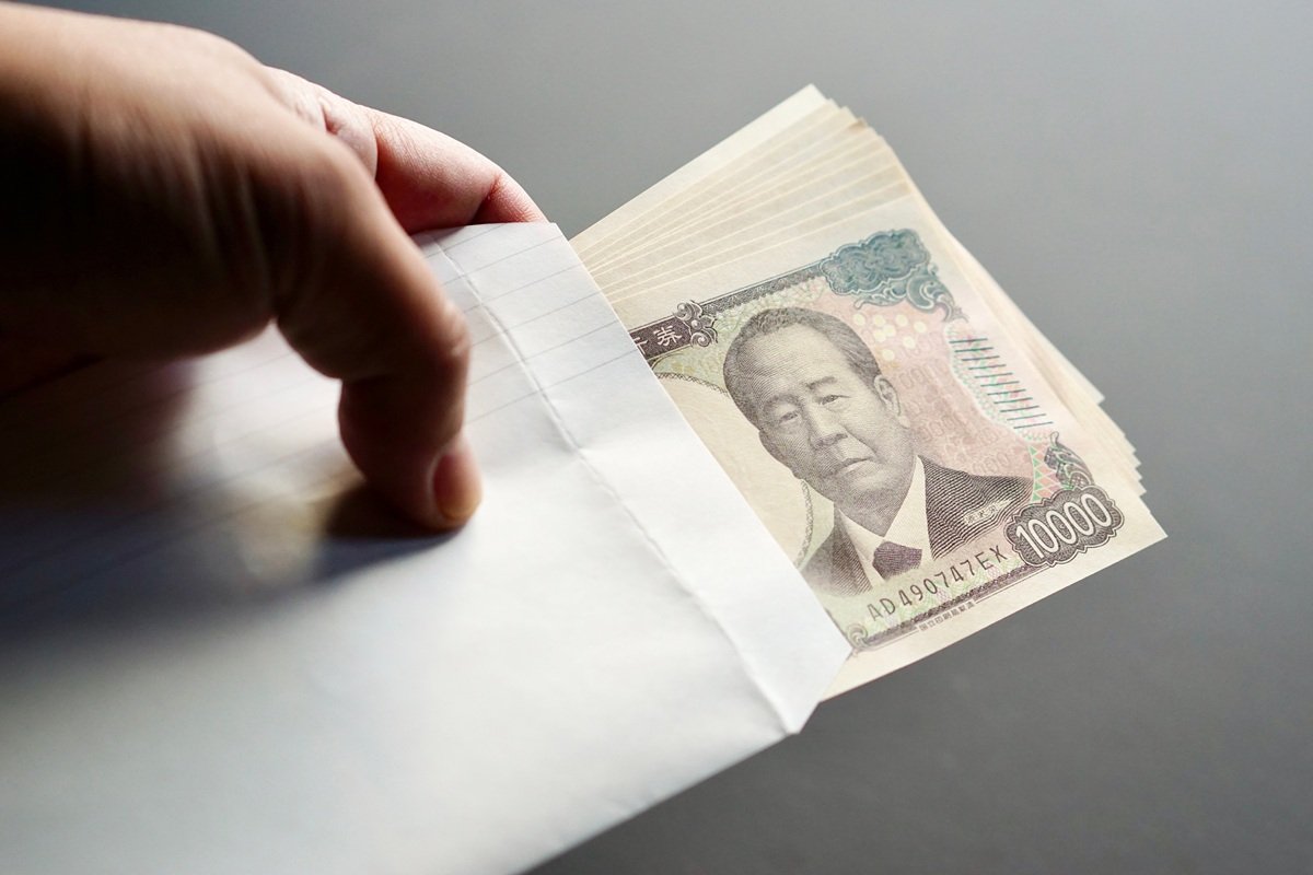 年金に上乗せでもらえる「年金生活者支援給付金」とは?対象者・給付額・申請方法を解説 緑色・薄緑色・薄橙色の封筒が届いたら確認